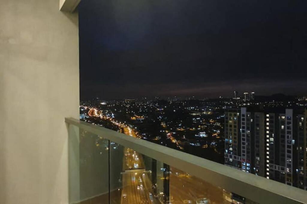 Apple Home 2 At Menara Simfoni, King Size Bed, Cheras, Nexflix, Wifi, Parking Seri Kembangan Exterior photo